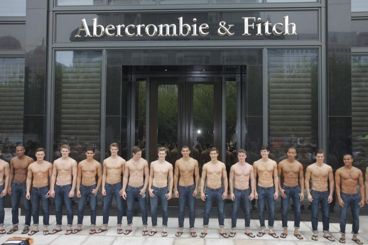 Femmes rondes : Abercrombie & Fitch ajoute des tailles dans ses magasins : n’est – il pas trop tard ?