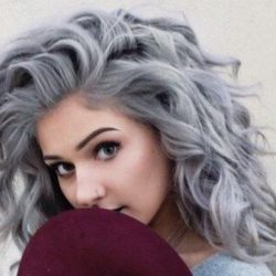 Retour au naturel : la mode des cheveux gris (blancs) !