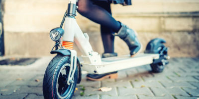 Arrêtons les clichés, les femmes rondes peuvent, elles aussi, faire de la trottinette ! Arrêtons les clichés, les femmes rondes peuvent, elles aussi, faire de la trottinette !