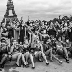 Bodypositive « The All Sizes Catwalk » : les femmes défilent au pied de la tour Eiffel pour plus de diversité dans la mode.