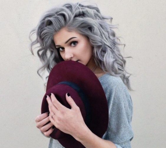 Retour au naturel : la mode des cheveux gris (blancs) !
