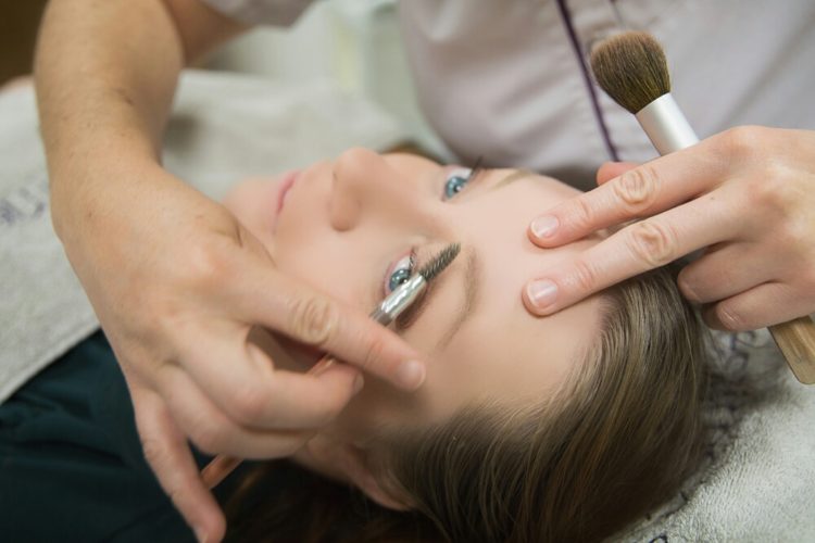 Newpharma : Pourquoi faut-il acheter son maquillage et ses soins beauté en parapharmacie ?