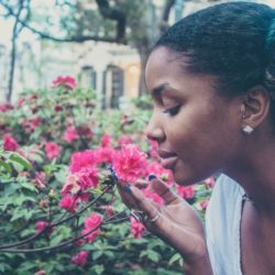 Femme ronde : 3 avantages d'avoir des cheveux crépus... Dites STOP aux lissages !