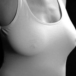 Est-il possible de grossir des seins naturellement... ou éviter qu'ils tombent ?