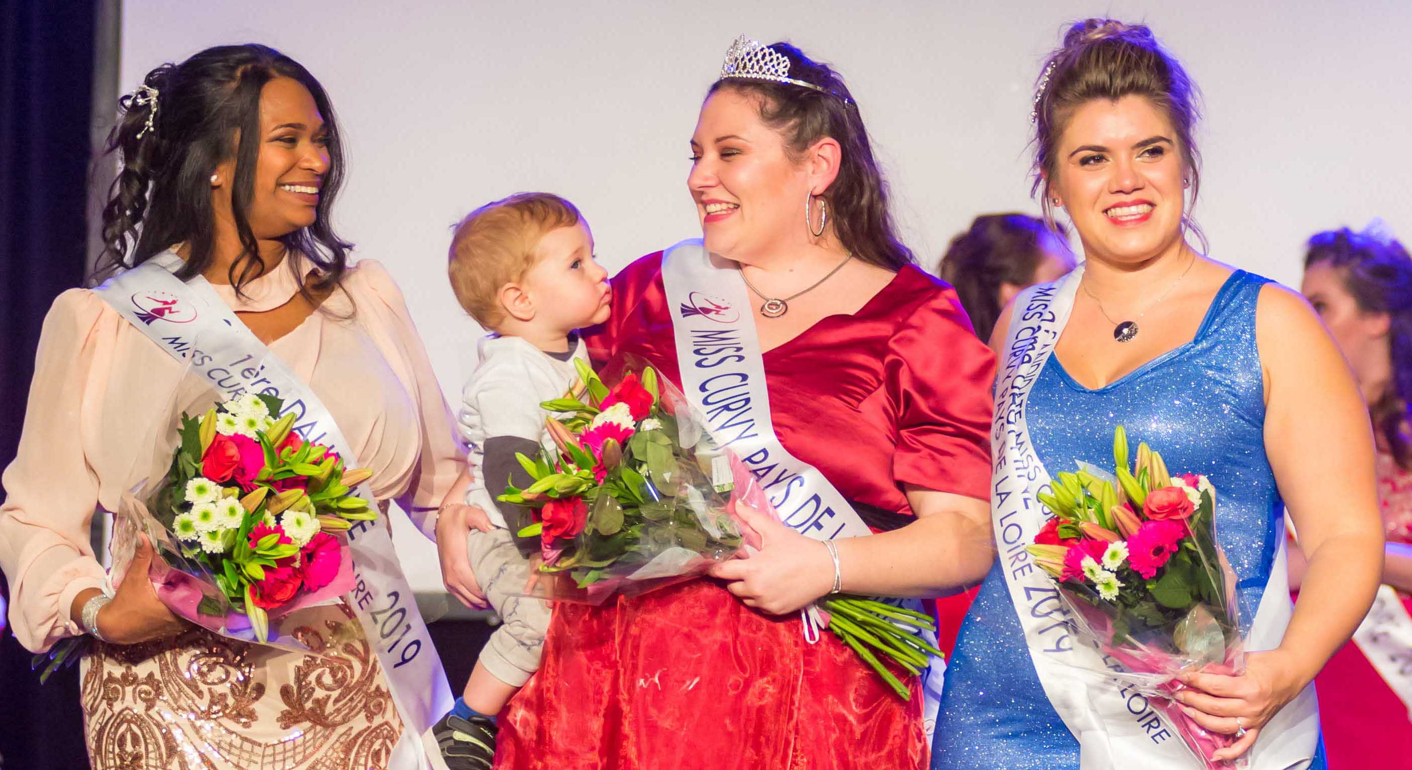 Pour la beauté des courbes. Rencontre avec Sophie Cochez Miss Curvy Pays de la Loire 2019. Une maman vise le titre de Miss Curvy France.