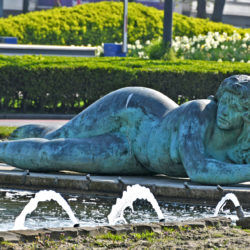 Les sculptures de George Grard : la Fat matilda et la Niobe.