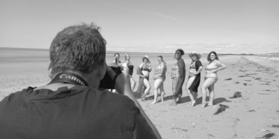 Photothérapie : un shooting en maillot de bain pour apprendre à aimer son corps… Avec Miss Curvy. Photothérapie