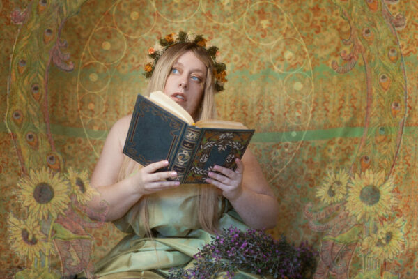 Une femme ronde à l’époque de l’Art Nouveau : Shooting inspiré des œuvres d’Alphonse Mucha.