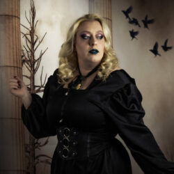 Gothique : je me transforme en sorcière ronde le temps d’un shooting.