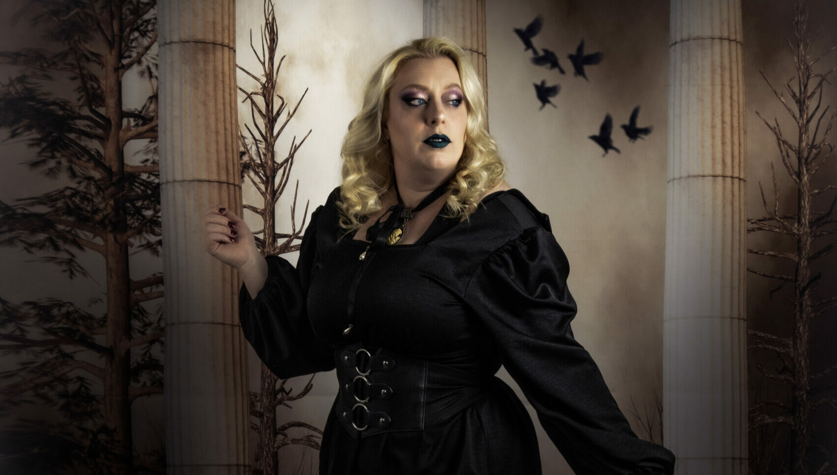 Gothique : je me transforme en sorcière ronde le temps d’un shooting.