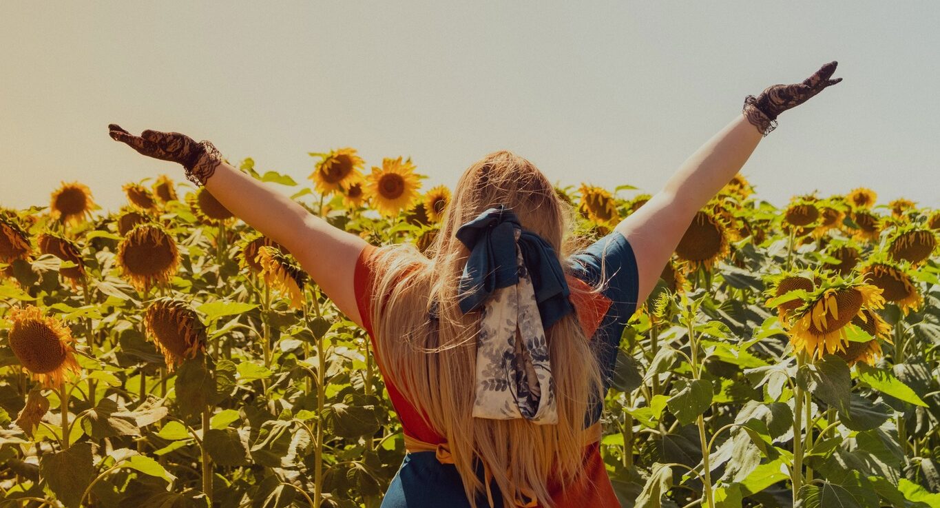 Un shooting au milieu des tournesols : sublimer ses courbes avec sérénité et confiance.