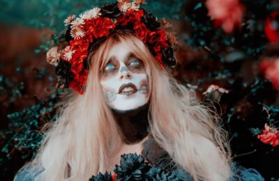 Je me transforme en La Catrina pour halloween : un hommage inspiré du Dia de Muertos.