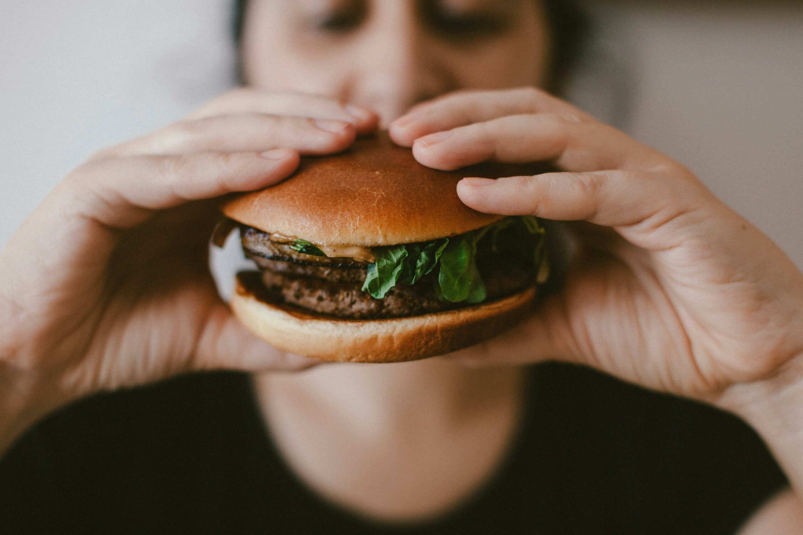 Le phénomène Apolline : de « J’AI ENVIE D’UN BURGER » à une icône des réseaux sociaux