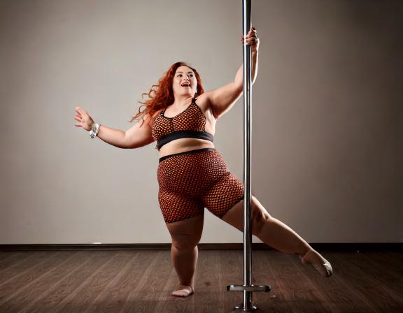 femme ronde pole dance