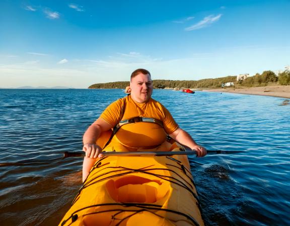 homme obèse qui fait du kayak