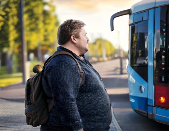 personne ronde qui monte dans un bus