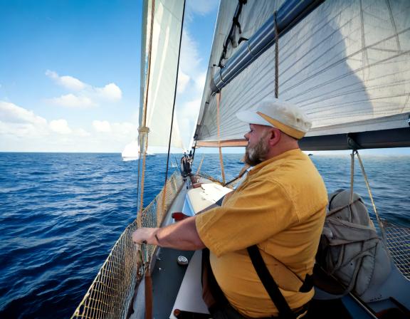 homme obèse qui fait de la voile