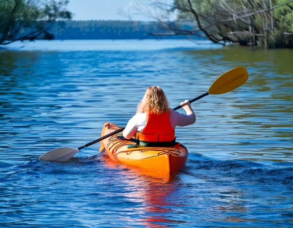 femme ronde qui fait du kayak